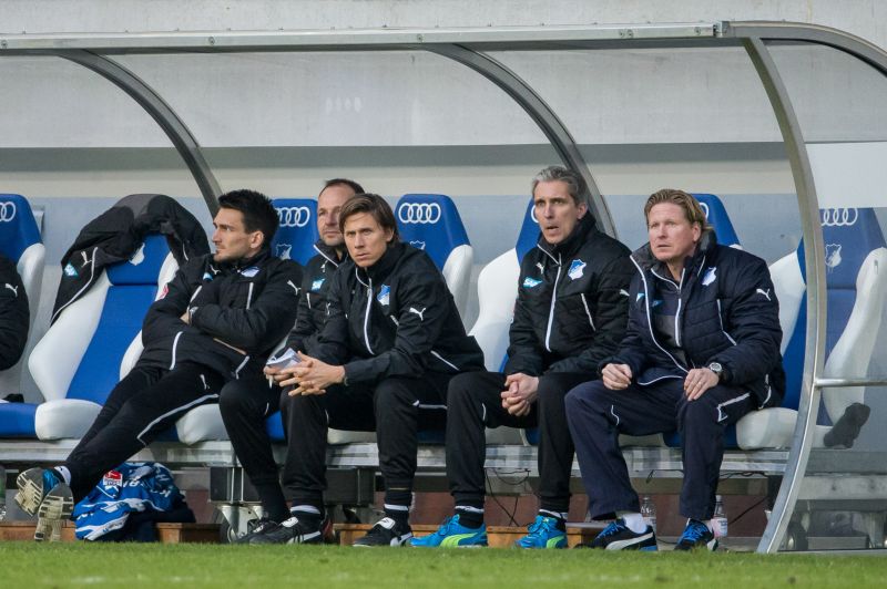 Angespannter Markus Gisdol (re.) mit seinem Trainerteam auf der 1899-Bank