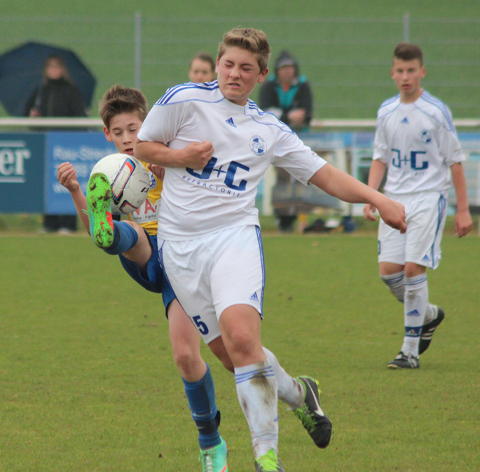 Dominic Bock (li.) im Zweikampf