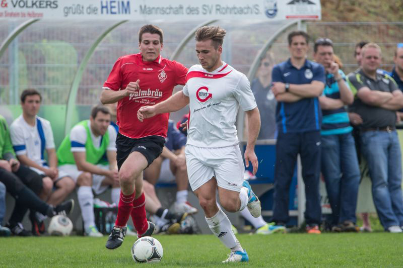 SV-Trainer Joachim Heger beobachtet die Aktion seines Kapitäns Dominic Roth