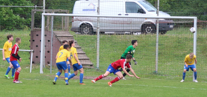 Glück für den SV, dass dieser Ball an den Pfosten geht