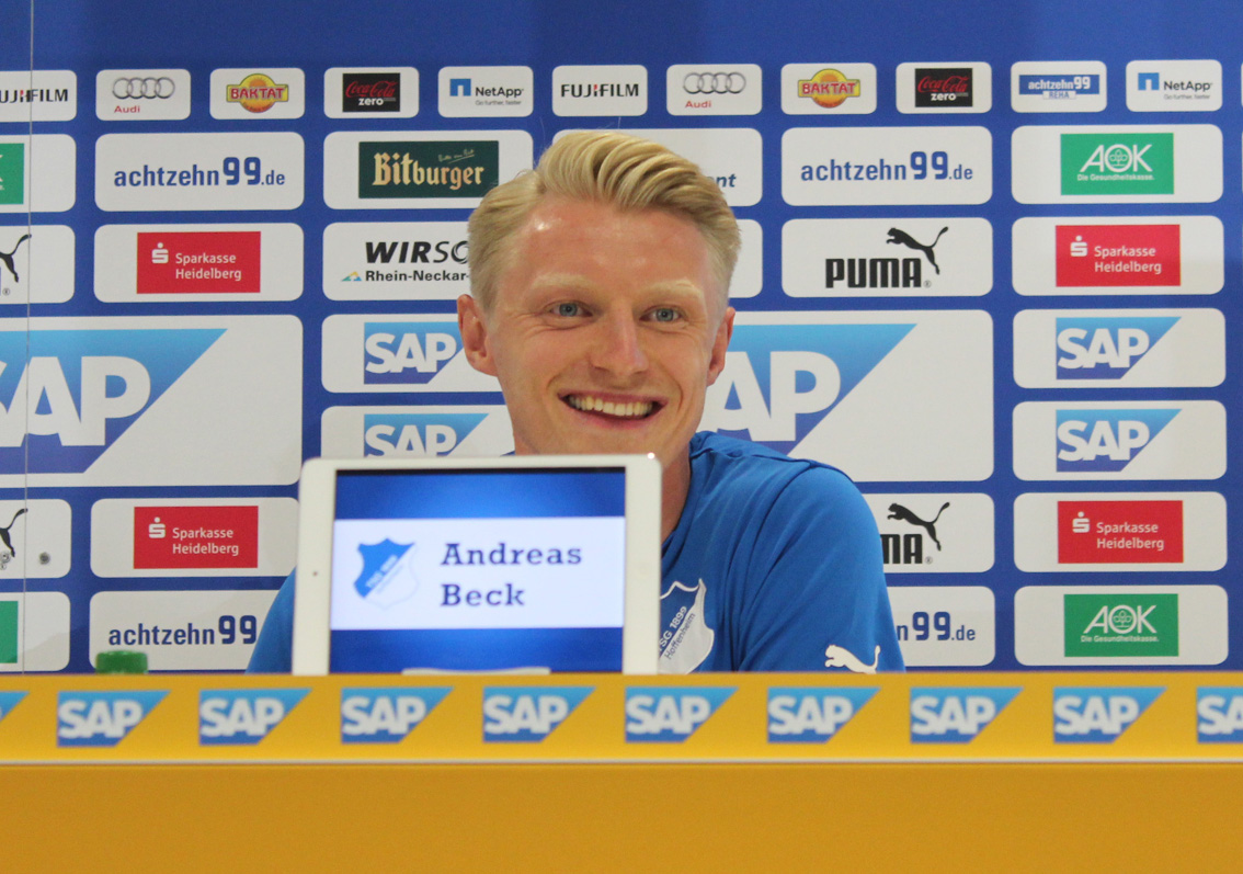 Freudestrahlend verkündet Andreas Beck seine Vertragsverlängerung