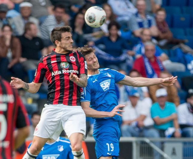 Joselu (li.) im Kopfballduell mit David Abraham