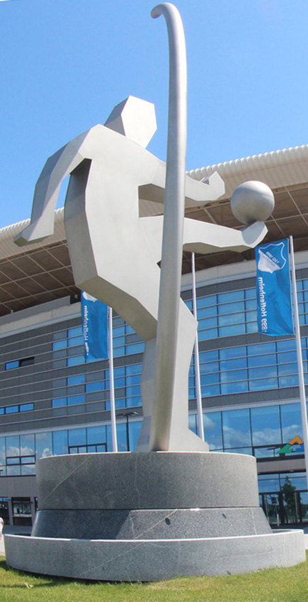 Symbolische Figur vor der Sinsheimer Arena für ein Spielerkarussell