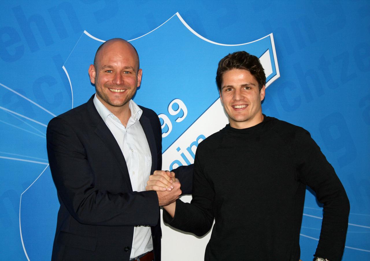 Alexander Rosen (li.) präsentiert Neuzugang Pirmin Schwegler