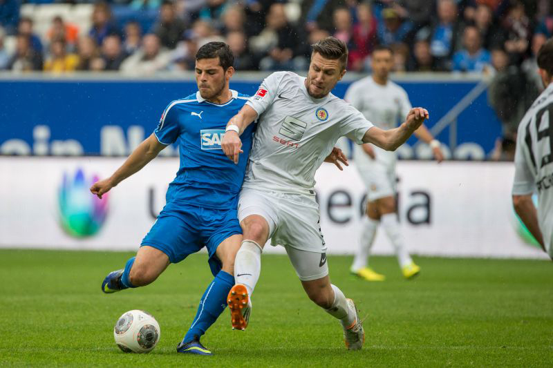 Möglicherweise bald zusammen in einem Team: Braunschweigs Bicakcic (re.) und Hoffenheims Volland
