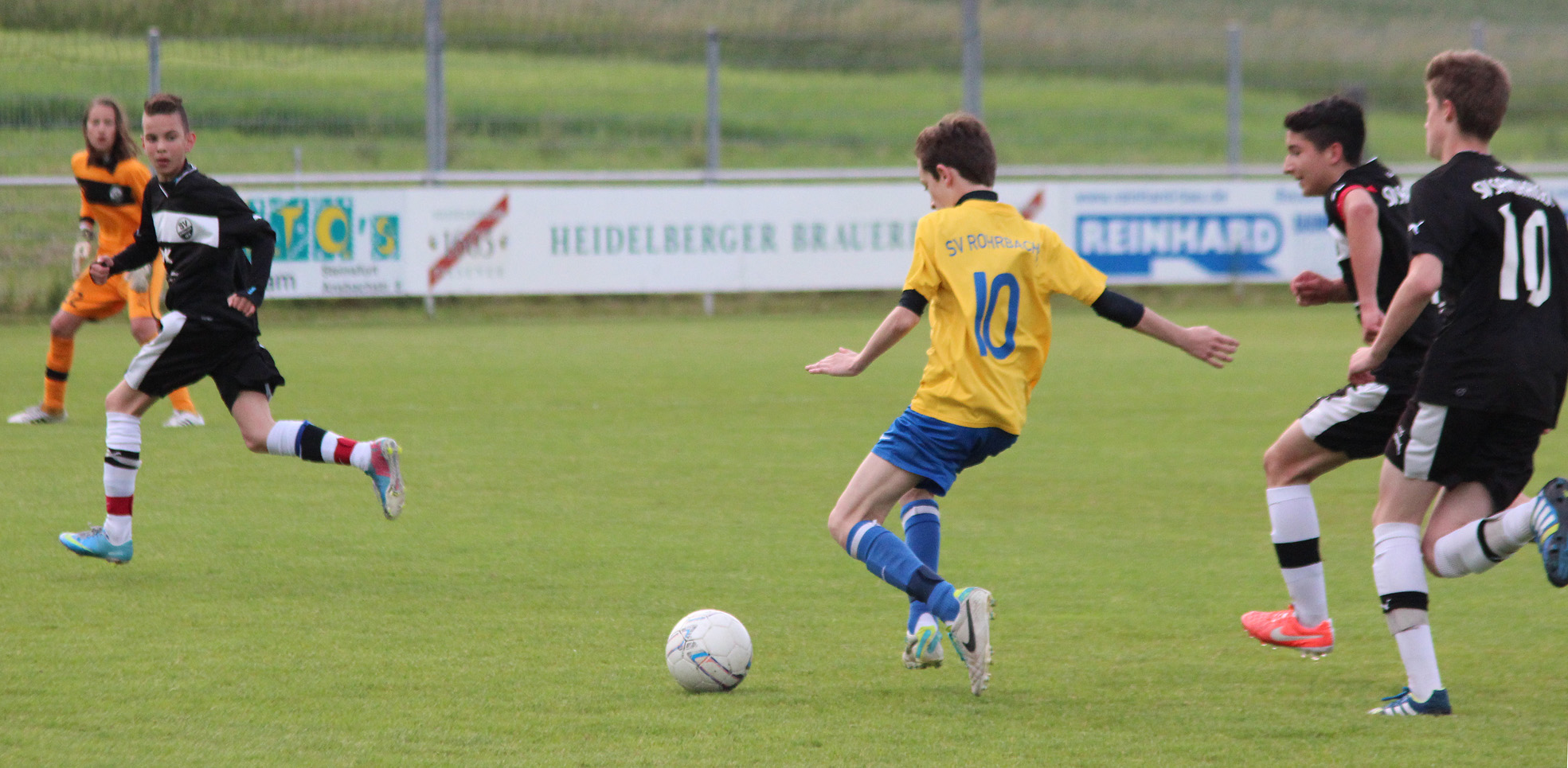 Dennis Bauer umringt von Sandhäuser Gegenspieler