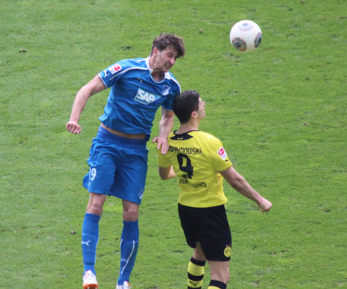 David Abraham gewinnt ein Kopfballduell