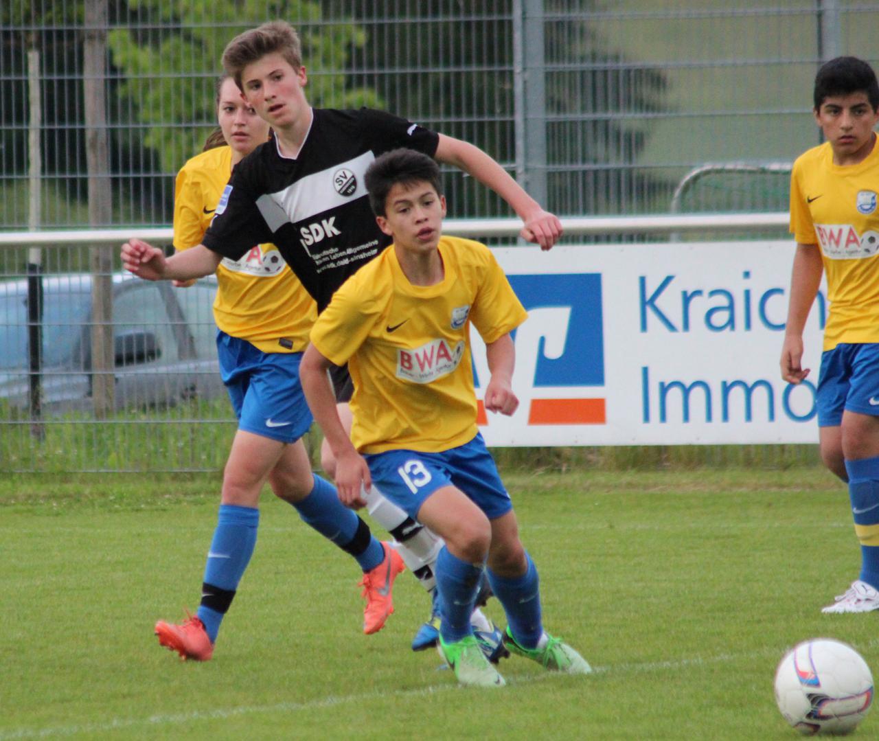 Jan-Gabriel Dewald im Duell mit einem Sandhäuser Gegenspieler