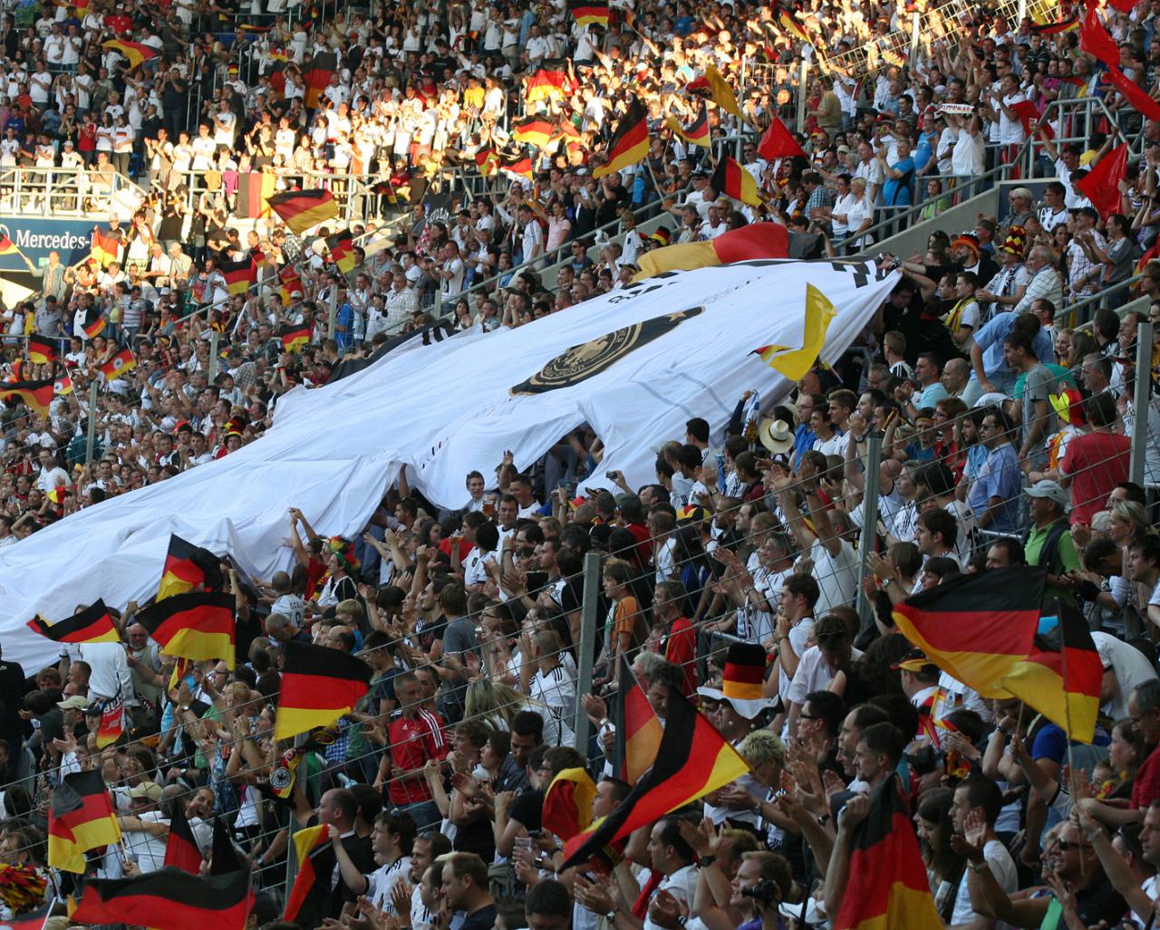 Stimmungsvolle, schwarz-rot-goldene Fankurve