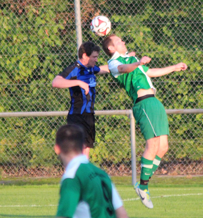 Kopfballduell im Derby zum Saisonauftakt