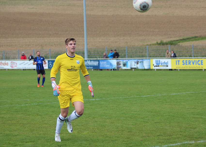 SV-Keeper Scholl schaut verdutzt dem Ball hinterher, der zum 3:1 hinter ihm einschlägt