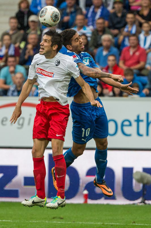 Roberto Firmino im Kopfballduell