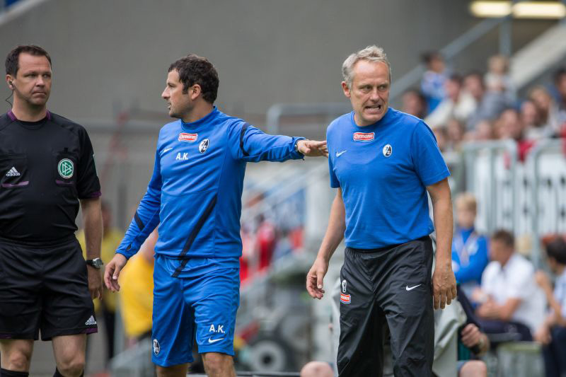 Ein aufgewülter SC-Trainer Christian Streich wird vom Schiri auf die Tribüne geschickt