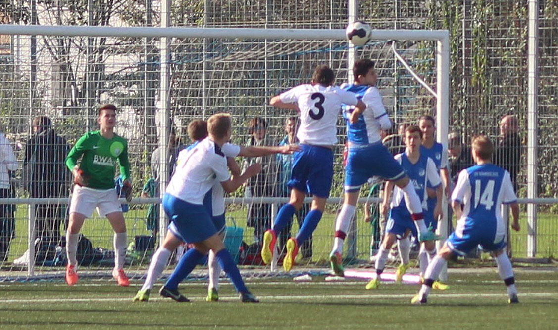 Dichtes Gedränge im SV-Strafraum