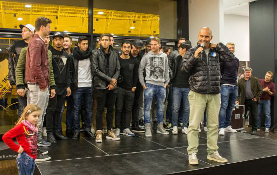 Mike Diehl begrüßt die Spieler und Fans