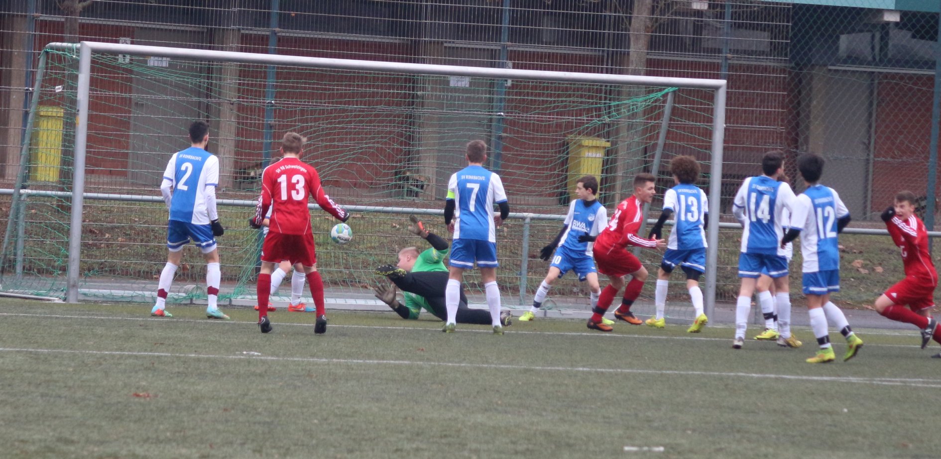Aus dem Gewühl heraus erzielt der SV 98 den 1:1 Ausgleich