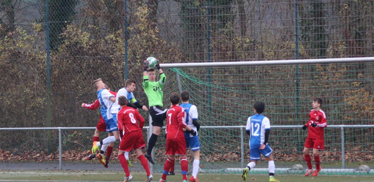 Schwetzingens Keeper entschärft eine Rohrbacher Torchance