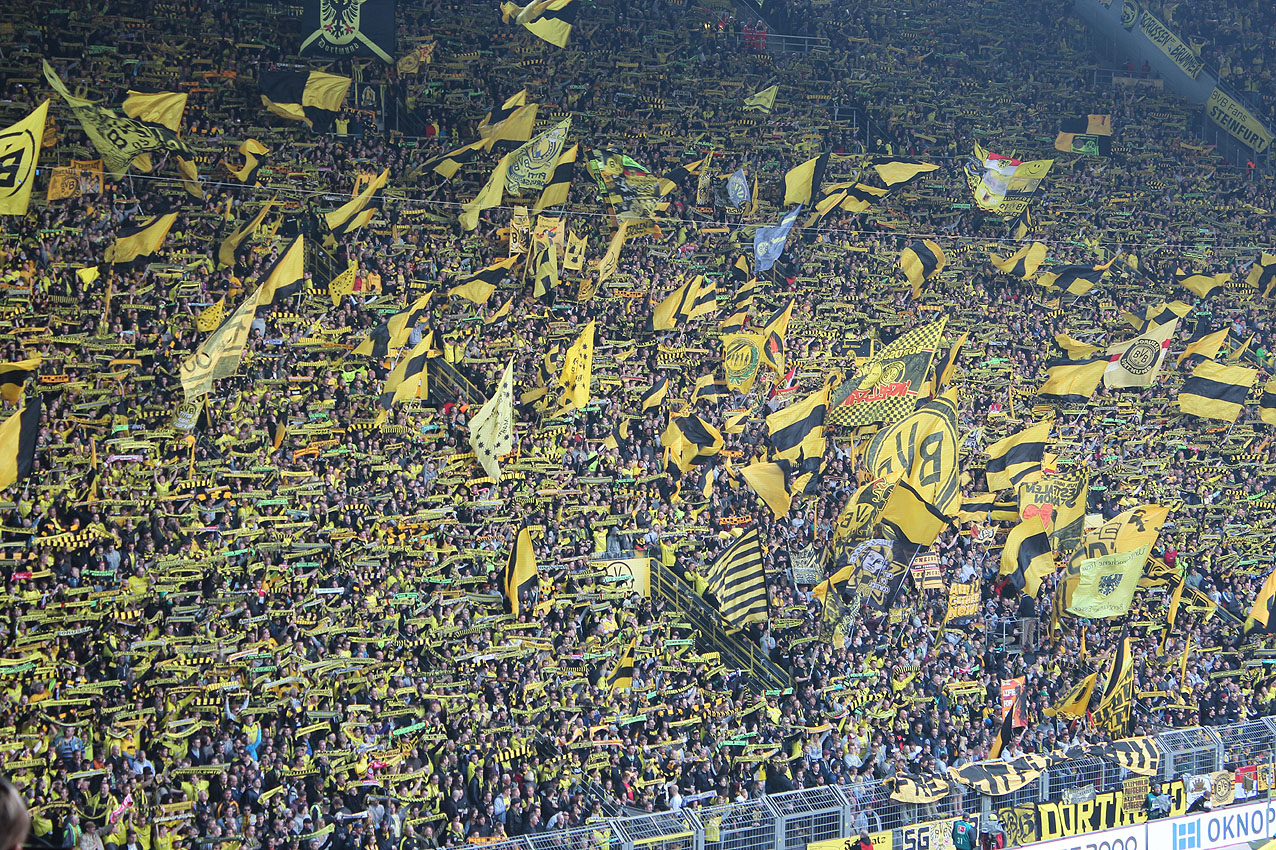 25.000 BVB-Fans stehen wie eine schwarz-gelbe Wand in der Südtribüne