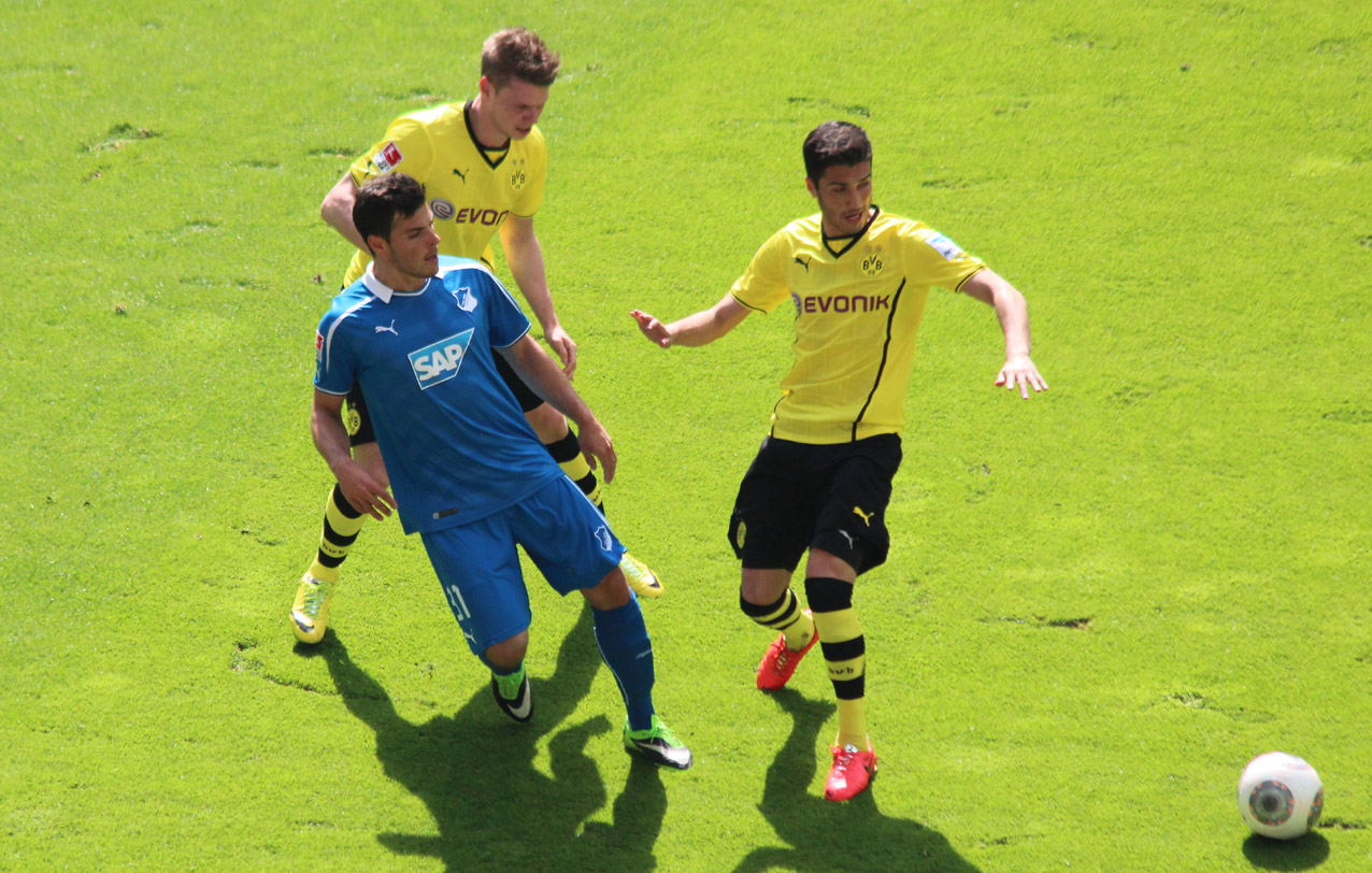 Szene von letzten Gastspiel der TSG in Dortmund. 1899-Angreifer Volland gegen zwei Schwarz-Gelbe