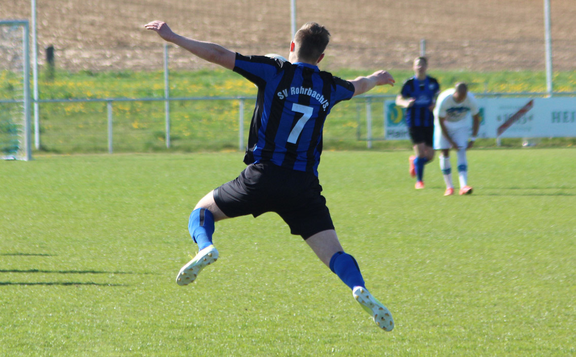 Rohrbach muss den Abwärtstrend stoppen. Typische Szene für den letzten Spieltag.