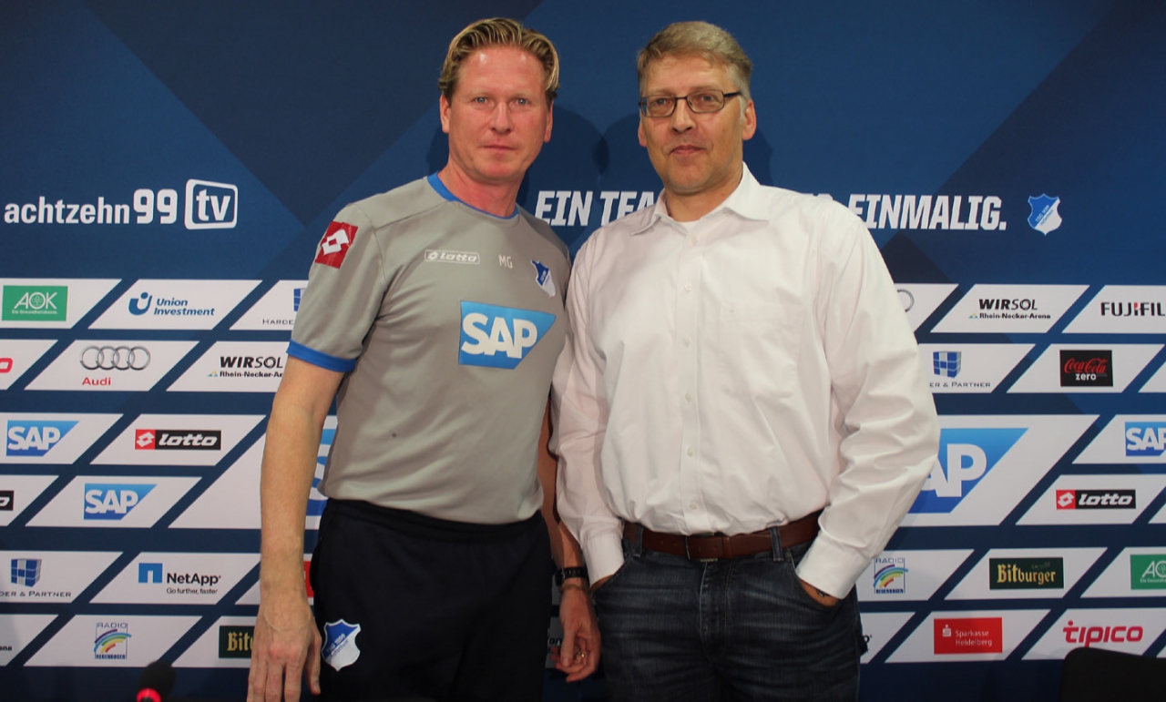 Markus Gisdol (li.) und Peter Rettig nach Verkündung der Vertragsverlängerung bei der PK