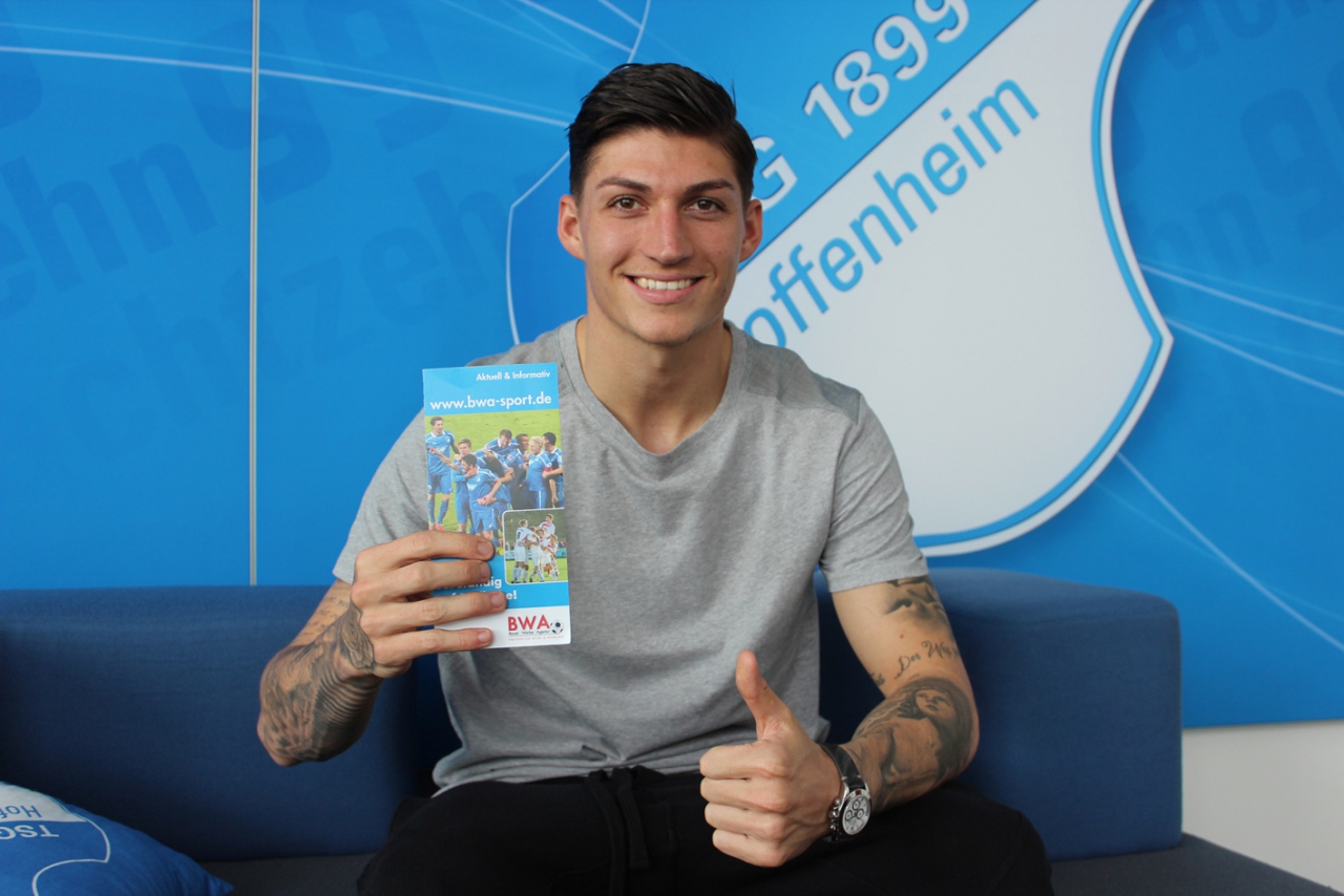 Gut gelaunter Steven Zuber mit dem bwa-sport.de-Flyer beim Interview