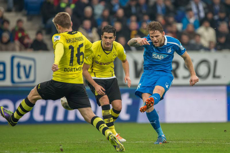 Eugen Polanski versucht es im Zweikampf gleich gegen zwei Dortmunder
