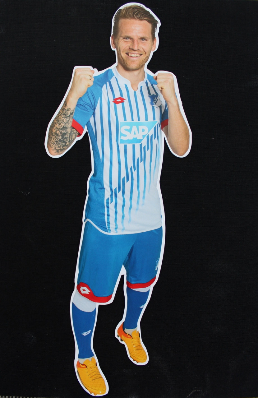 Eugen Polanski präsentiert das neue Home-Trikot der TSG Hoffenheim