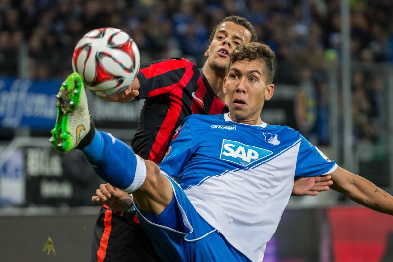 Roberto Firmino im Duell mit einem Frankfurter Gegenspieler.
