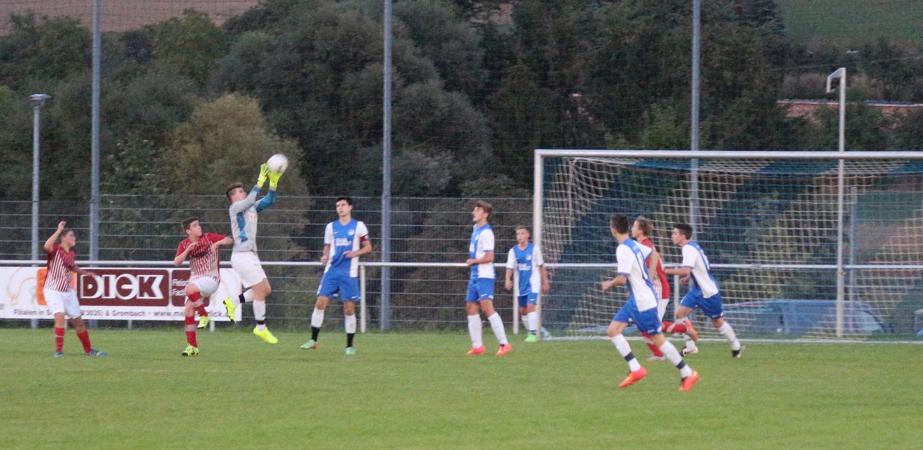 SV-Keeper Marvin Bayer fängt eine Flanke sicher