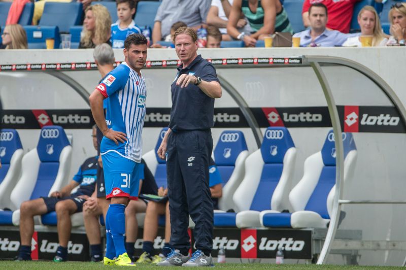 Volland (li.) und seine Mannschaftskollegen stärken ihrem Trainer Gisdol den Rücken