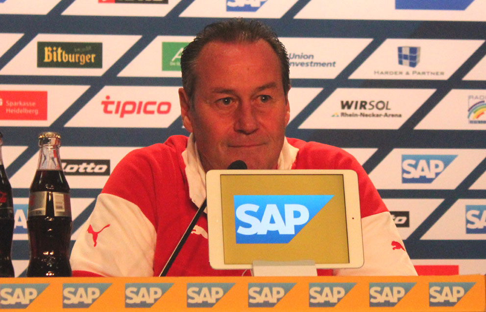 Huub Stevens, noch als Stuttgarter Trainer in Sinsheim bei der PK