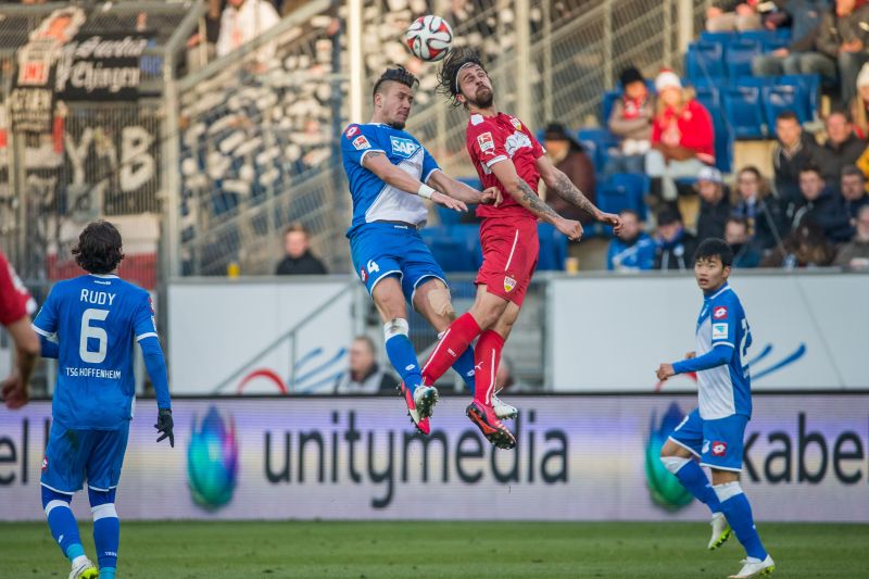 Ermin Bicakcic beim Kopfballduell mit dem Stuttgarter Martin Harnik