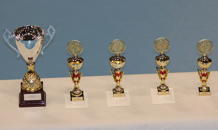 Die Pokale für die vier besten Teams