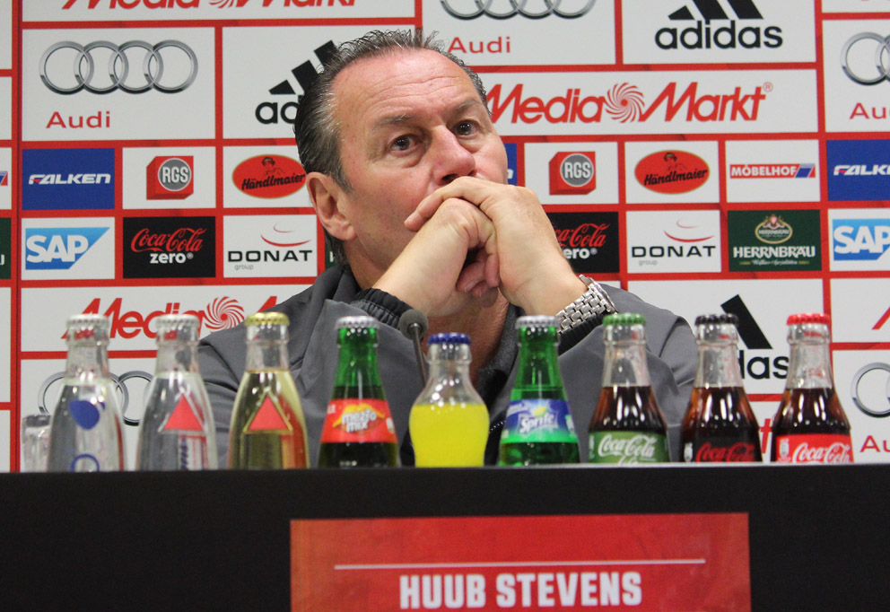 Ein enttäuischter Huub Stevens nach dem Spiel