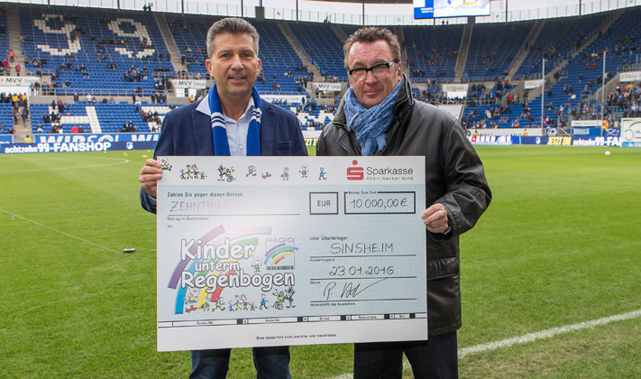Scheckübergabe von Peter Hofmann an Klaus Schunk (re.)