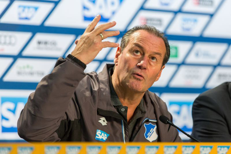 Ein gereizter Trainer Huub Stevens bei der PK
