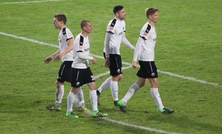 Freude bei den SVS-Spielern nach dem Punktgewinn in Heidenheim