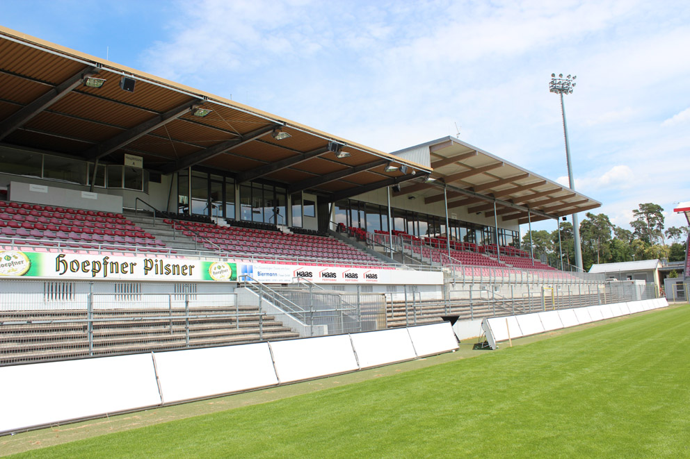Hinter der Haupttribüne des Hardtwaldstadions soll ein neuer VIP-Turm entstehen