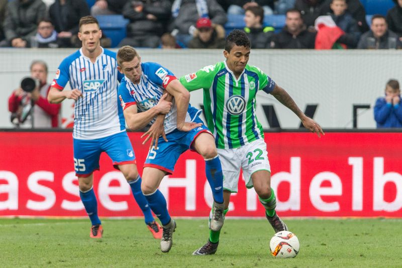 Russell Canouse im Zweikampf mit Wolfsburgs Luiz Gustavo (re.)