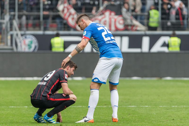 Süle (re.) tröstet Abraham nach dem Abpfiff in Frankfurt