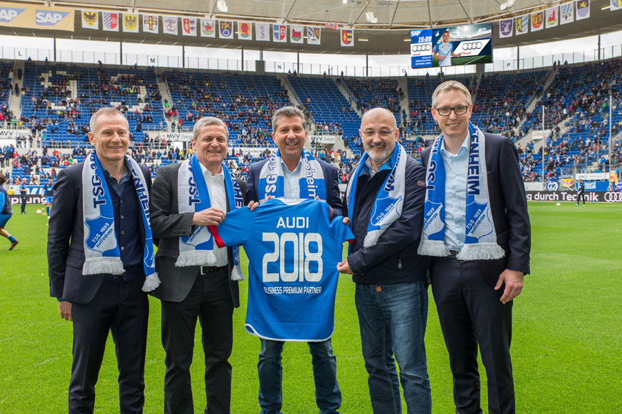 Von links: Dr. Peter Görlich (Geschäftsführer TSG 1899 Hoffenheim), Helmut Stettner (Werkleiter Audi Neckarsulm), Peter Hofmann (Präsident TSG 1899 Hoffenheim), Norbert Rank (Betriebsratsvorsitzender Audi Neckarsulm) und Frank Briel (Geschäftsführer TSG 1899 Hoffenheim)