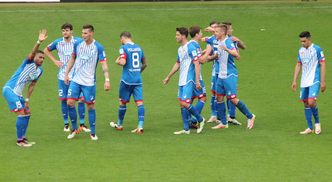 Hoffenheims Spieler feiern einen wichtigen Heimsieg im Abstiegskampf