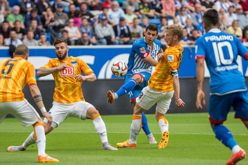 Volland kann in dieser Szene von drei Berlinern nicht beim Torschuss gehindert werden