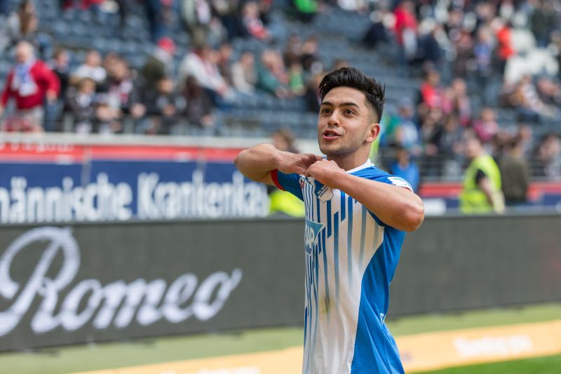 Nadiem Amiri feiert mit den TSG-Fans seinen Führungstreffer in Frankfurt