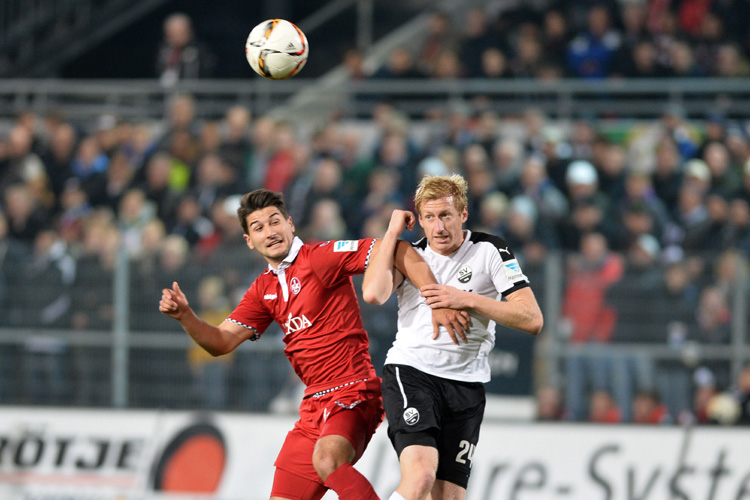Lauterns Colak (li.) im Kopfballduell mit Sandhausens Klingmann