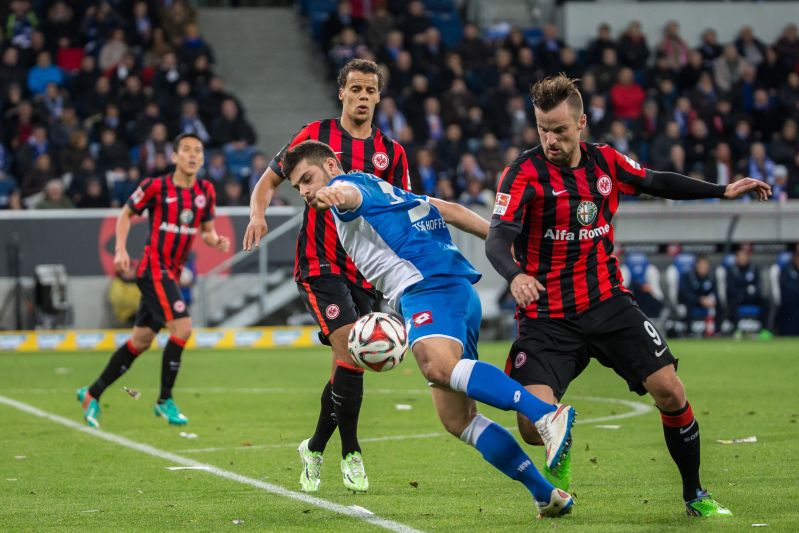 Hoffenheims Angreifer Kevin Volland setzt sich hier gegen zwei Frankfurter durch