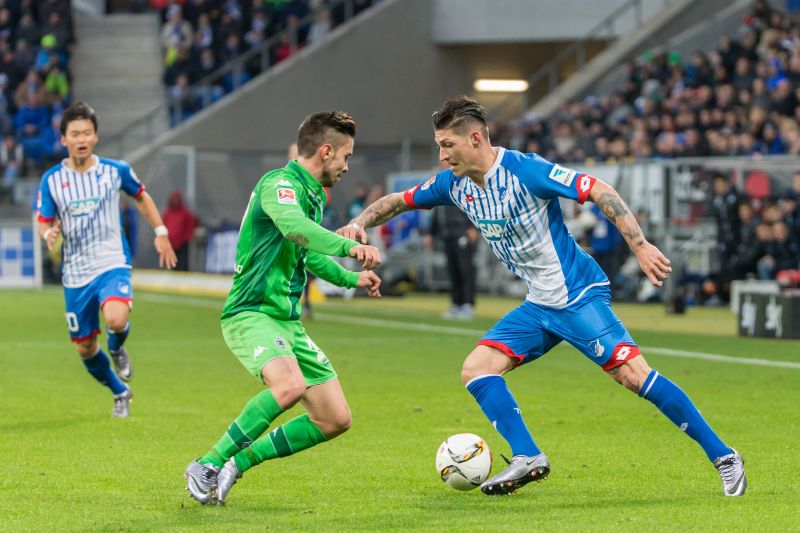 Hoffenheims Steven Zuber (re.) gegen einen Gladbacher Gegenspieler