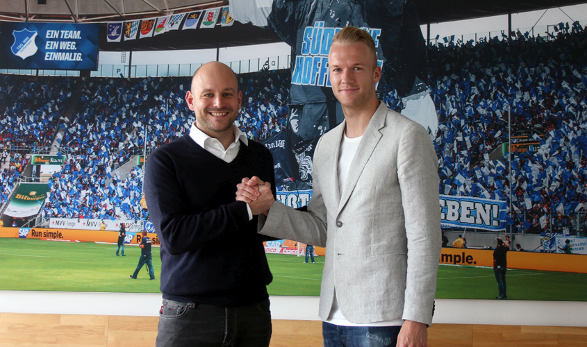 Alexander Rosen (li.) präsentiert Neuzugang Kevin Vogt