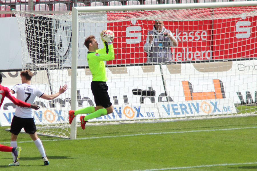 SVS-Keeper Knaller fängt eine Flanke gewohnt sicher